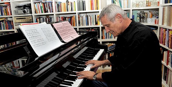 Jahrelang gehört das Klavier zu ihm (Archivbild) - © picture alliance / dpa