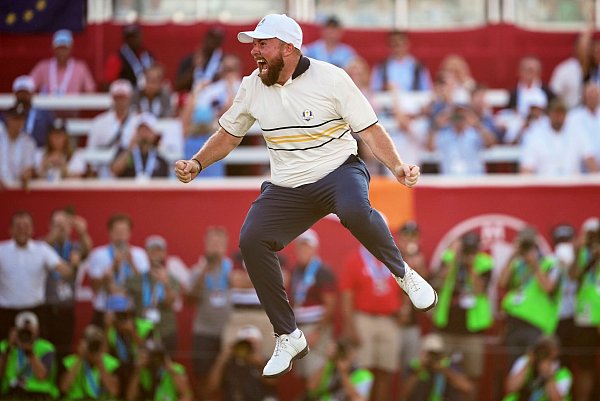 Der Sprung nach dem entscheidenden Putt: Shane Lowry bejubelt die Titelverteidigung im Ryder Cup. - © Matt Slocum/AP/dpa