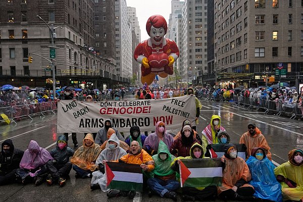Propalästinensische Demonstranten nutzen die populäre Parade - © Julia Demaree Nikhinson/AP