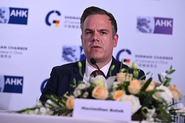 AHK-Vorstandsmitlied Maximilian Butek fordert anstelle deutscher Firmen, die China mehr als Partner statt Rivalen zu sehen. - © Johannes Neudecker/dpa