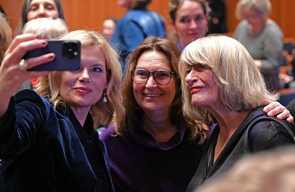 Julia Klöckner (v.l.-r., CDU), Bundestagspräsidentin, Mechthild Heil (CDU) und Frauenrechtlerin Alice Schwarzer lächeln für ein Selfie. - © Elisa Schu/dpa