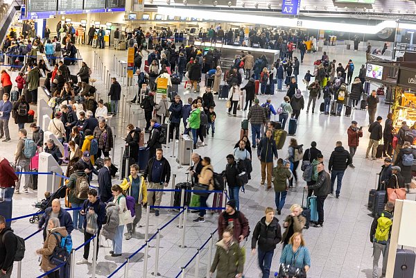 Passagiere am Flughafen Frankfurt. (Symbolbild) - © Helmut Fricke/dpa
