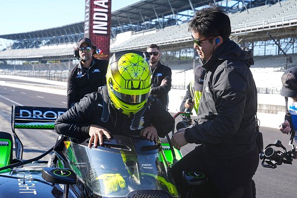 Mick Schumacher steigt ins Cockpit seines Wagens ein. - © Michael Conroy/AP/dpa