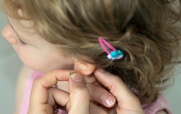 Je kleiner das Kind, desto gründlicher sollten Eltern abwägen, ob nun schon der richtige Zeitpunkt für Ohrlöcher ist. - © Florian Schuh/dpa/dpa-tmn