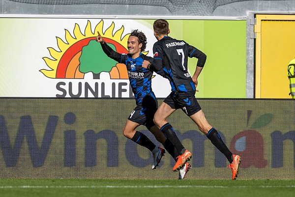 Baur (l) eröffnete den Torreigen für Paderborn. - © David Inderlied/dpa