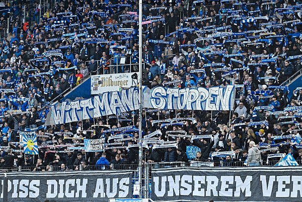 Fanproteste bei der TSG Hoffenheim gegen Spielerberater Roger Wittmann - © Uwe Anspach/dpa