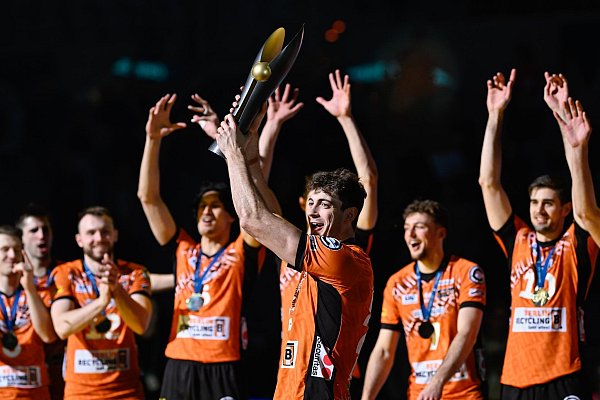 Tobias Krick jubelt nach dem Pokalsieg mit der Trophäe. - © Uwe Anspach/dpa