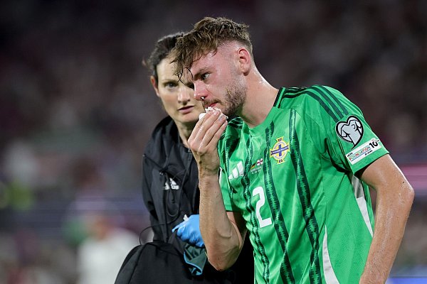 Conor Bradley wird den Nordiren gegen Deutschland fehlen. - © Rolf Vennenbernd/dpa