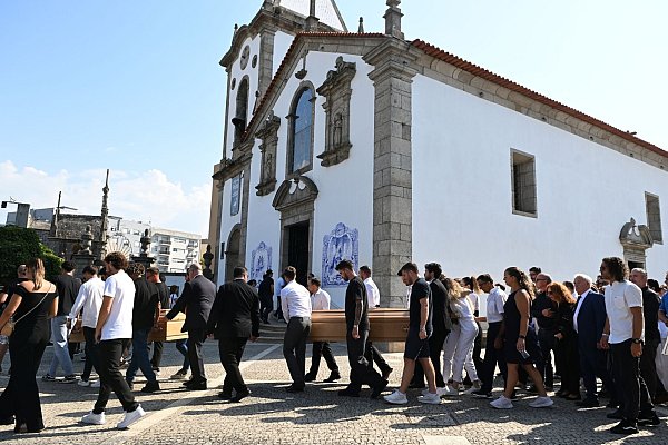 Die Särge von Diogo Jota und seinem Bruder André Silva werden in die Kirche Igreja Matriz de Gondomar getragen. - © Pa/PA Wire/dpa