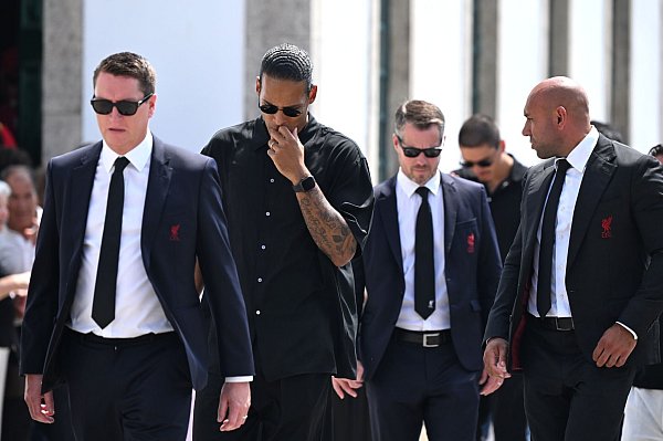 Virgil van Dijk bei der Trauerfeier. - © Pa/PA Wire/dpa