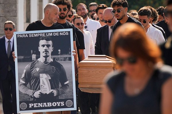 Der Sarg von André Silva wird in die Kirche von Gondomar getragen. - © Manu Fernandez/AP/dpa