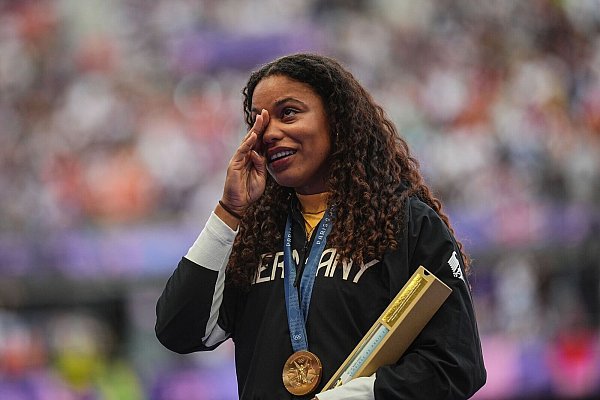 Tränen bei der Siegerehrung: Kugelstoß-Olympiasiegerin Yemisi Onguleye. - © Michael Kappeler/dpa