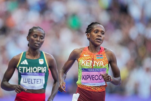Faith Kipyegon aus Kenia wurde zum dritten Mal 1500-Meter-Olympiasiegerin. - © Michael Kappeler/dpa