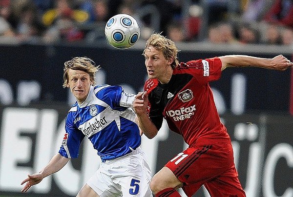 Arminias Rüdiger Kauf bedrängt hier Leverkusens Stürmer Stefan Kießling (r.) wie über 90 Minuten praktisch alle Gegenspieler. - © FOTO: DPA
