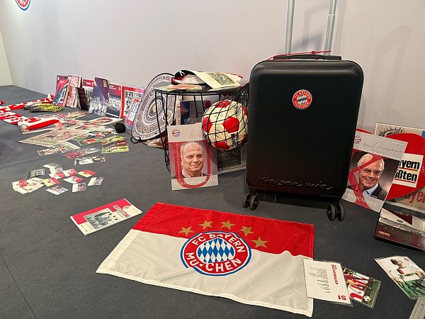 Mit einem Erinnerungskoffer will der FC Bayern Menschen mit Demenz und Alzheimer helfen. - © Manuel Schwarz/dpa