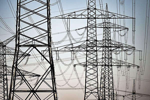 Das Stromnetz muss ständig an die neuen Energiequellen angepasst werden. - © Federico Gambarini/dpa