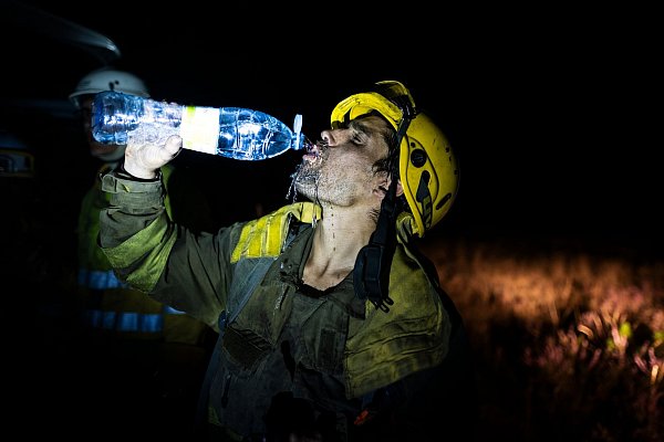 In vielen Regionen Spaniens kämpfen die Feuerwehrleute schon lange gegen die Flammen. - © Lorena Sopêna/Europapress/dpa