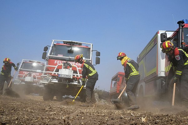 Neben Kollegen aus anderen europäischen Ländern sind auch 67 Feuerwehrleute mit ihren Fahrzeugen aus Niedersachsen und Nordrhein-Westfalen in Spanien im Einsatz. - © Sven Käuler/dpa