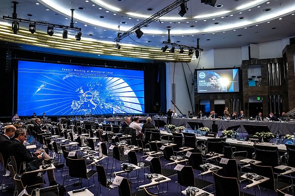 Der Sitzungssaal am Vorabend der Esa-Ministerratstagung. - © Sina Schuldt/dpa