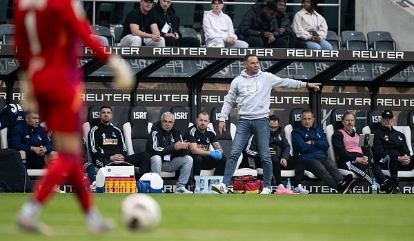 Duisburgs Aufstiegstrainer: Dietmar Hirsch - © Fabian Strauch/dpa