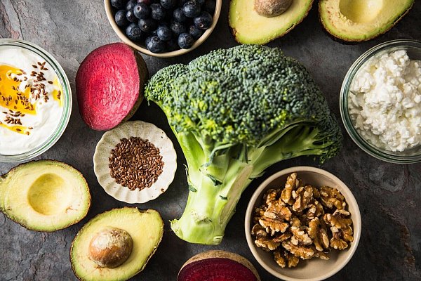Eine ausgewogene Ernährung mit viel Obst und Gemüse unterstützt die Genesung. - © Christin Klose/dpa-tmn