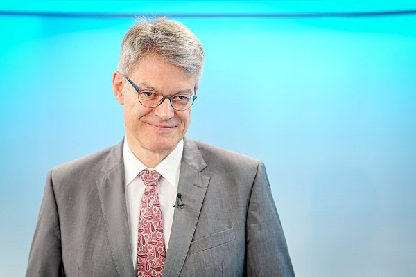 «Es gibt mehr als 13 Millionen Nutzer in Deutschland – das ist schon mal ein Wort», sagte Schnieder mit Blick auf das Deutschlandticket. - © Kay Nietfeld/dpa