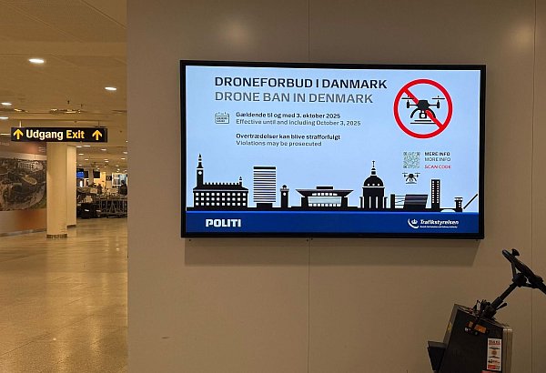 Info am Flughafen in Kopenhagen: In Dänemark sind Drohnenflüge wegen der Gipfel bis zum 3. Oktober verboten. - © Ansgar Haase/dpa