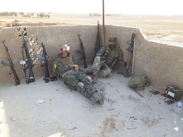 Unterschlupf in Syrien: Klamper mit einem seiner Kameraden der kurdischen Anti-IS-Miliz YPG. - © Privat