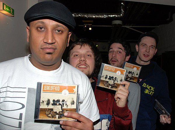 Stefan Dutta, Philip Carniel, Niko Rammert und Martin Brill (v.l.) von der Punkrockband "Jerk off Kid" sind stolz auf ihr erstes Album. Es heißt "Home oft the Homeless". - © FOTOS: RALF MISCHER