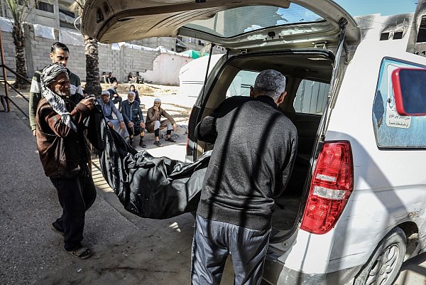 Palästinensischen Angaben zufolge gab es bei den israelischen Luftangriffen etliche Todesopfer. - © Abed Rahim Khatib/dpa