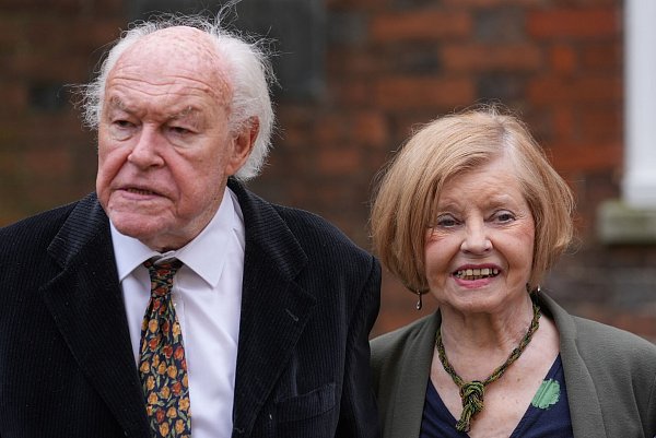 Timothy West und Prunella Scales im Mai 2024. (Archivbild) - © Gareth Fuller/PA Wire/dpa