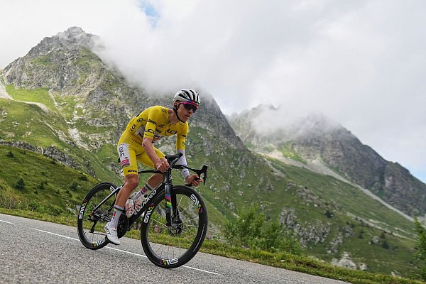 Tadej Pogacar hat seinen Vorsprung im Gesamtklassement der Tour de France weiter ausgebaut. - © Thibault Camus/AP/dpa