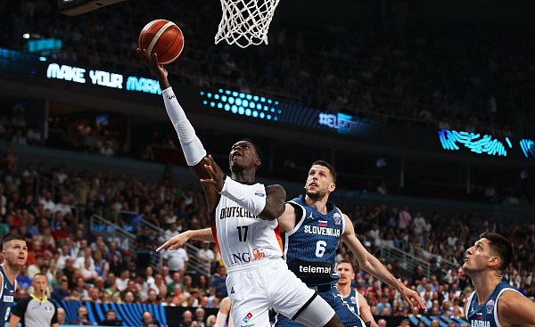 Dennis Schröder suchte gegen Slowenien lange seinen Rhythmus. - © Matthias Stickel/dpa