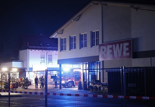 Der Supermarkt wird abgesperrt. - © Stein/dpa