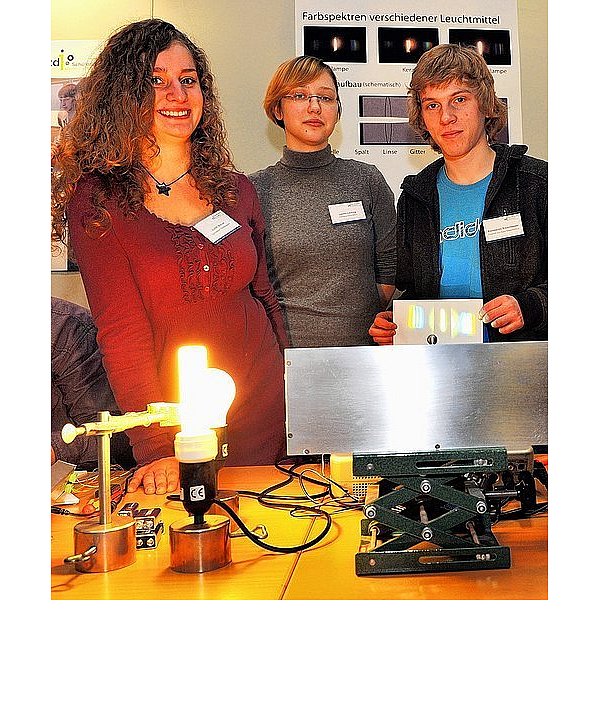 Konstantin Kroschewski (Friedrich-von-Spee-Gesamtschule) zeigt das Ergebnis auf einem Blatt Papier. Er ist wie Leonie Lücking (Pelizaeus-Gymnasium) und Judith Breuer (Theodorianum/ v. r.) im gemeinsamen Physik-Leistungskurs der Schulen. - © FOTO: REINHARD ROHLF