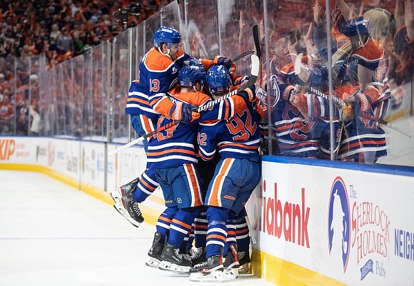 Die Oilers feiern den erneuten Einzug in die zweite Runde. - © Jason Franson/The Canadian Press via AP/dpa