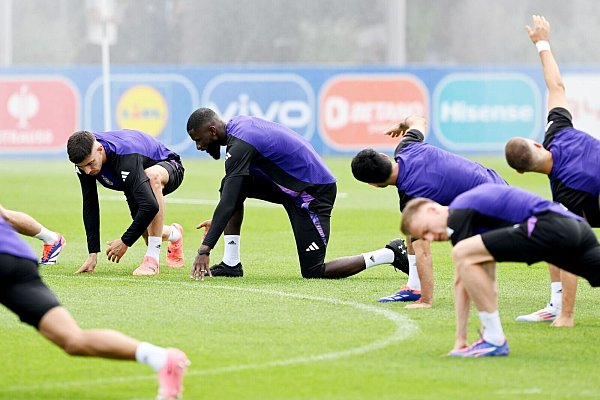 War nach seiner Zerrung zum Start des DFB-Abschlusstrainings dabei: Antonio Rüdiger (M.). - © Federico Gambarini/dpa