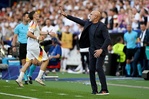 Spaniens Trainer Luis de la Fuente trifft mit seinem Team im EM-Halbfinale auf Frankreich. - © Marijan Murat/dpa
