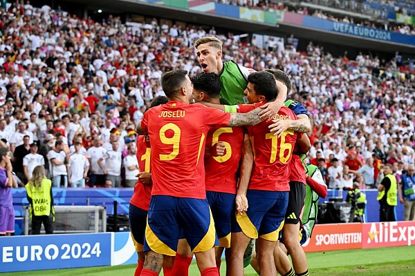 Die Spanier feiern den Einzug ins EM-Halbfinale. - © Federico Gambarini/dpa