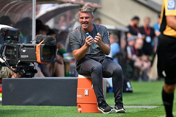 In der Coaching-Zone ist Sitzen nicht mehr erlaubt (Archivbild) - © Henning Kaiser/dpa