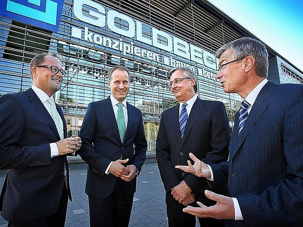 Jan-Hendrik und Jörg Uwe Goldbeck, Uwe Brackmann sowie Christian Schnieder (v.l.) führen das Bielefelder Bauunternehmen Goldbeck. - © FOTO: SARAH JONEK