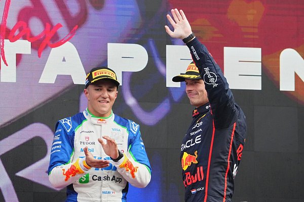 Bald Teamkollegen? Isack Hadjar und Max Verstappen auf dem Podest. - © Peter Dejong/AP/dpa