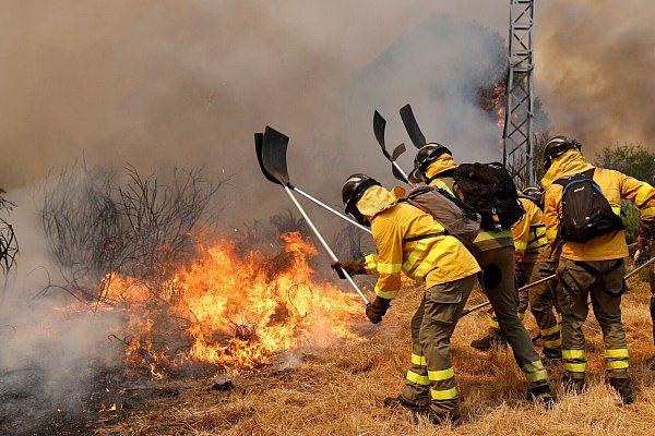 Seit fast zwei Wochen hält eine Waldbrand-Serie die Einsatzkräfte auf Trab. - © Lalo R. Villar/AP/dpa