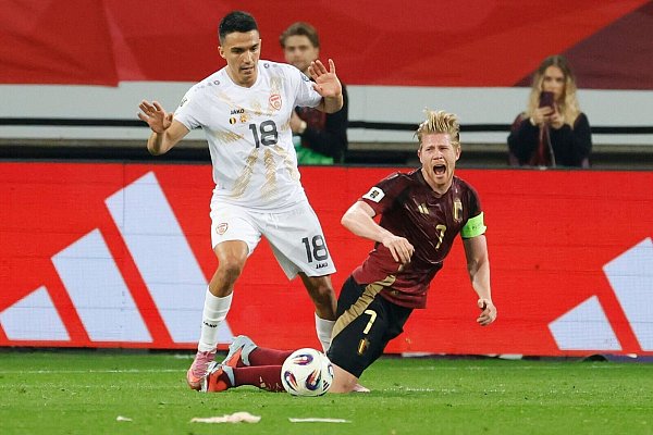 Belgien und Kapitän Kevin De Bruyne (r) hatten mit Nordmazedonien große Probleme. - © Geert Vanden Wijngaert/AP/dpa
