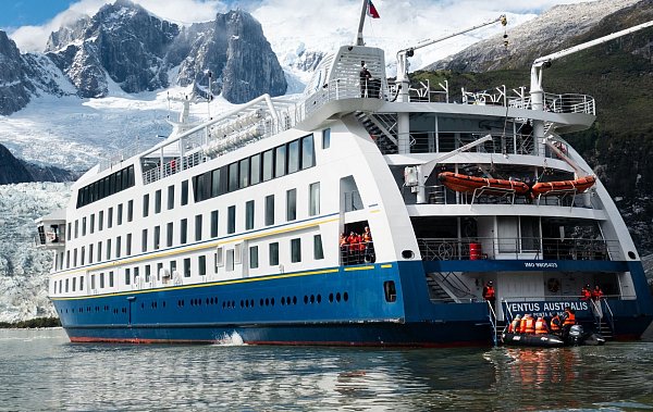 Nach dem Naturspektakel zurück am Schiff: Schiff und Beiboot im Pía-Fjord. - © Andreas Drouve/dpa-tmn