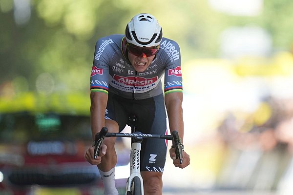 Mathieu van der Poel hat seinen zweiten Etappensieg bei der 112. Tour de France knapp verpasst. - © Thibault Camus/AP/dpa