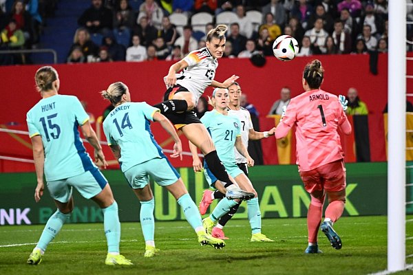 So wird\\\'s gemacht: Selina Cerci trifft per Kopf zum 1:0. - © Sebastian Gollnow/dpa