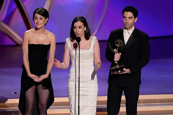 Das Team hinter «Hacks» gewann den Preis für das beste Drehbuch einer Comedyserie – und siegte später auch sensationell in der Hauptkategorie beste Comedy. - © Chris Pizzello/Invision/AP/dpa