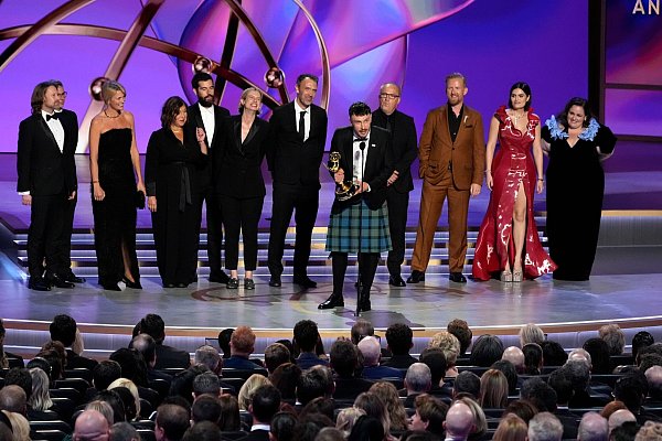 Richard Gadd nimmt für «Rentierbaby» den Emmy Award für die beste Miniserie des Jahres entgegen. - © Chris Pizzello/Invision/AP/dpa