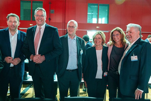 Vier Ministerpräsidenten aus Rheinland-Pfalz treffen sich beim Landesparteitag der SPD - mit dem Parteichef Lars Klingbeil (l) und der neuen rheinland-pfälzischen SPD-Chefin Sabine Bätzing-Lichtenthäler (2. von r). Außerdem Ministerpräsident Alexander Schweitzer, Rudolf Scharping, Malu Dreyer und Kurt Beck (von l nach r) - © Helmut Fricke/dpa